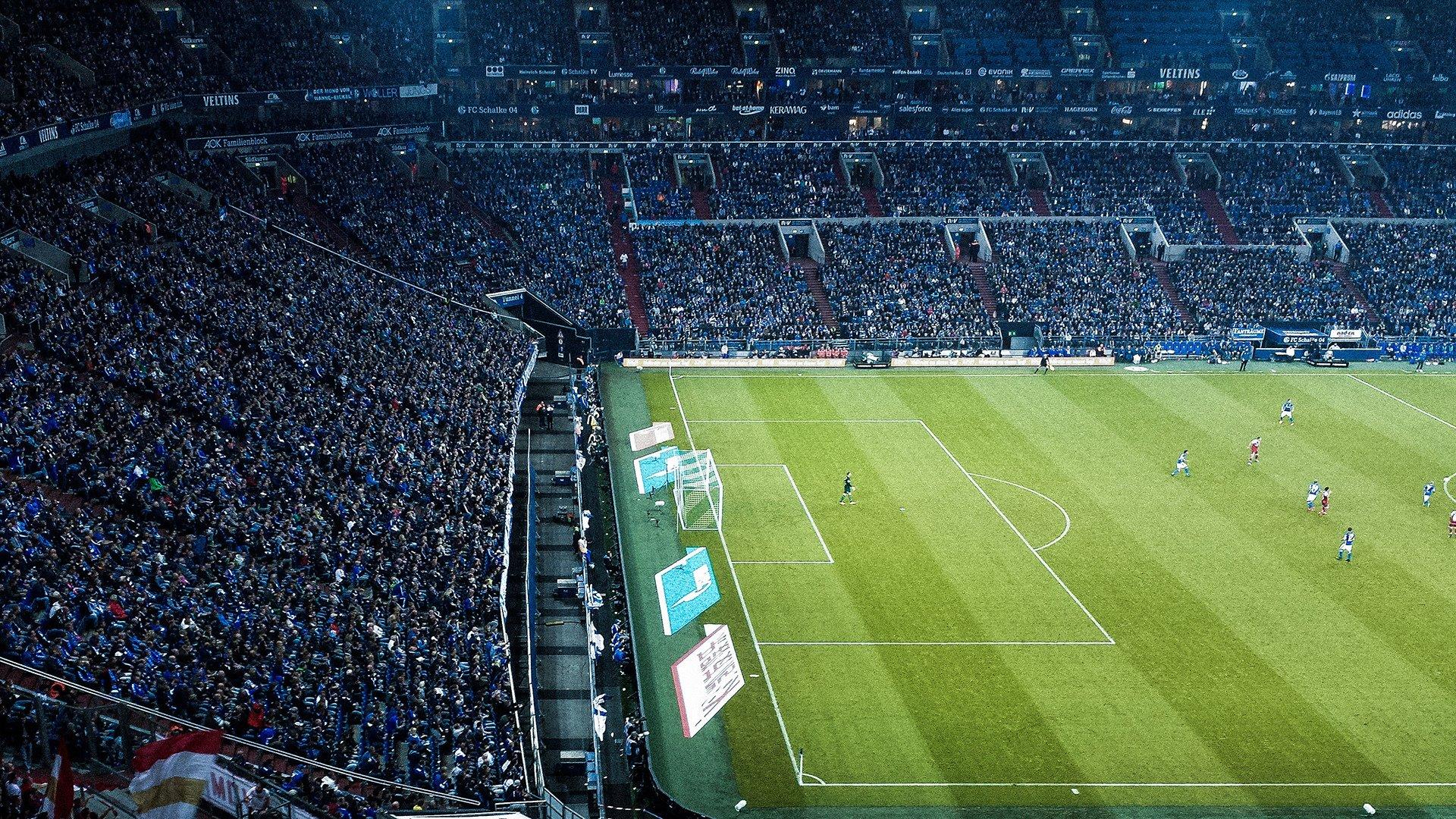 梅西梅开二度助迈阿密国际逆转取胜,球迷沸腾