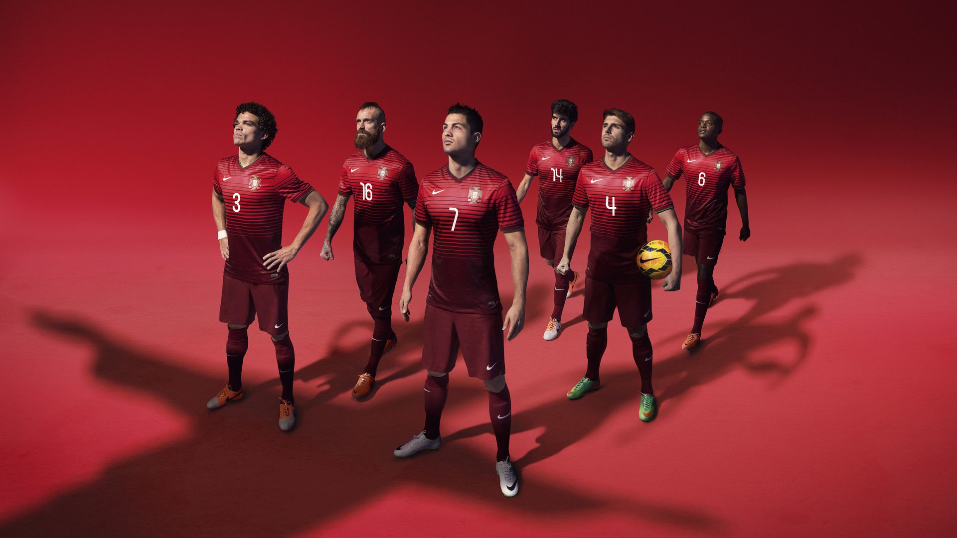 国际帆船赛激战正酣 顶尖选手逐浪争锋